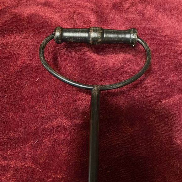 Metal double wine rack w/resin rooster tile, scrolled design & top handle - Picture 4 of 9